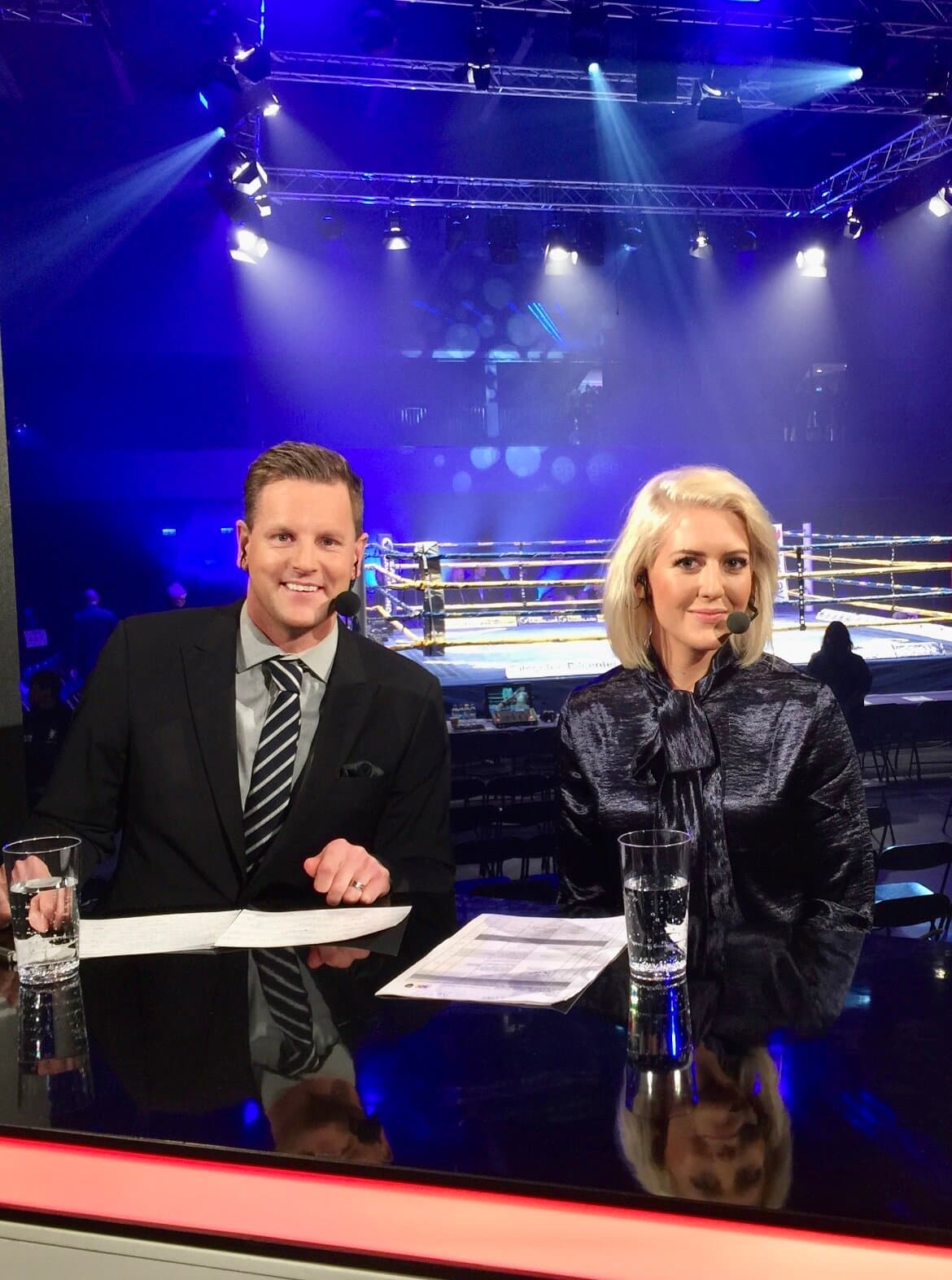 Klara Svensson som expertkommentator vid boxningsgala.