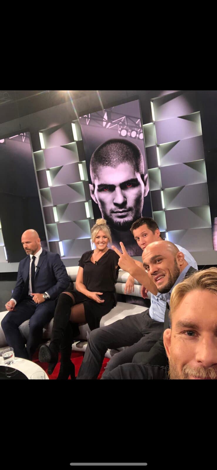 Klara Svensson i MMA-expertstudio med Khabib Nurmagomedov på skärmen bakom.