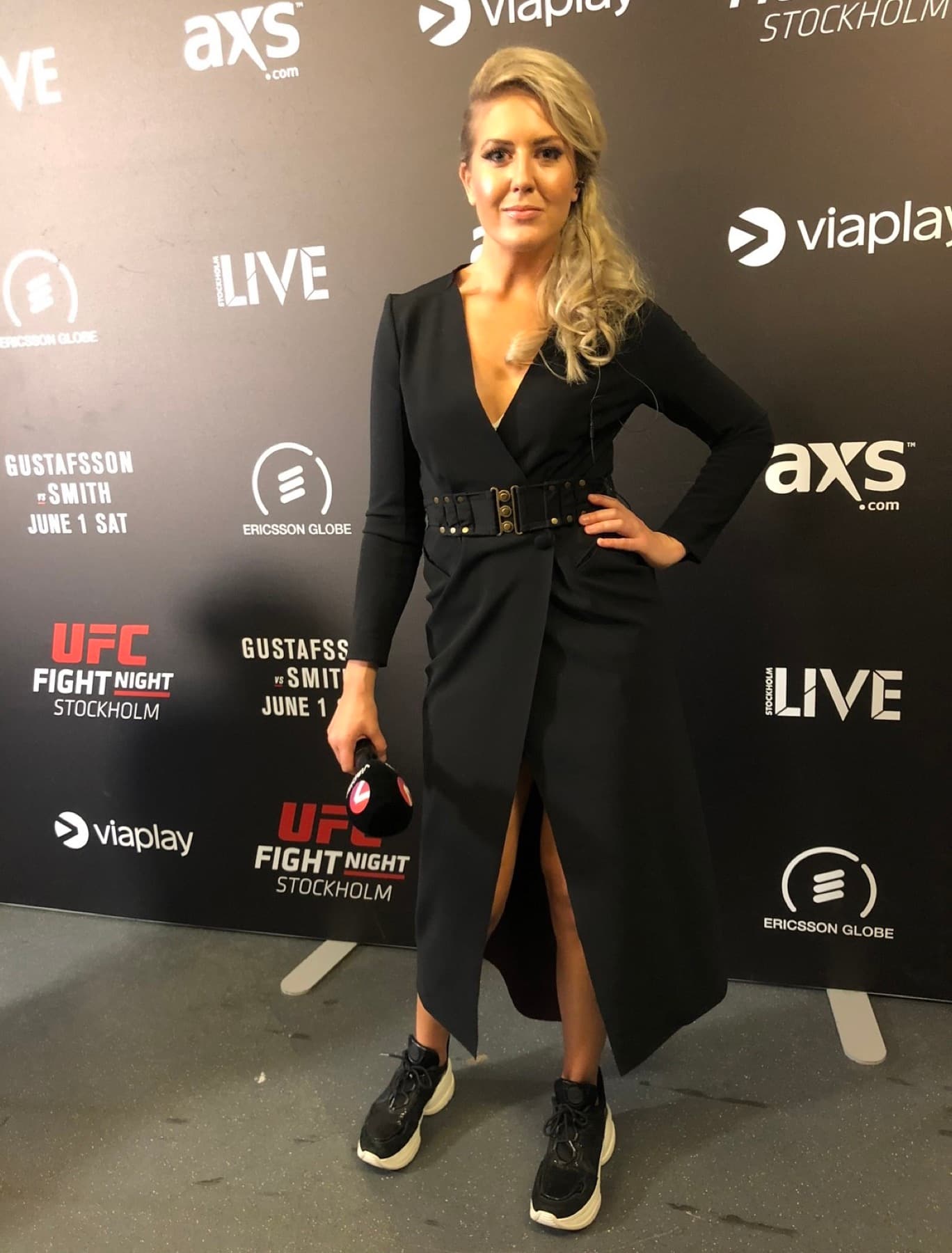 Klara Svensson med Viaplay-mikrofon på UFC Fight Night Stockholm.